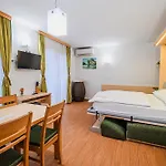 Апартаменты Maleric With Indoor Pool And Wellness Dragatus