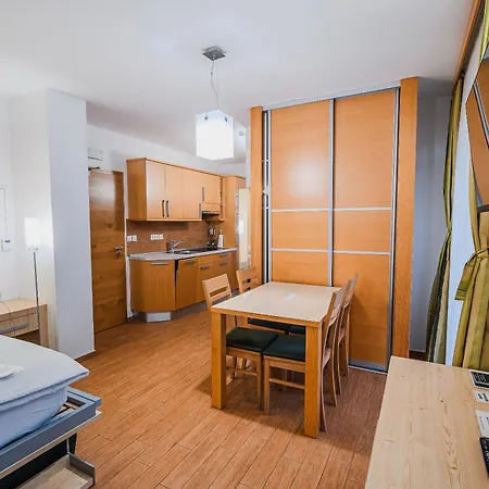 아파트 Maleric With Indoor Pool And Wellness