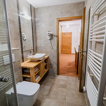 Maleric With Indoor Pool And Wellness 아파트