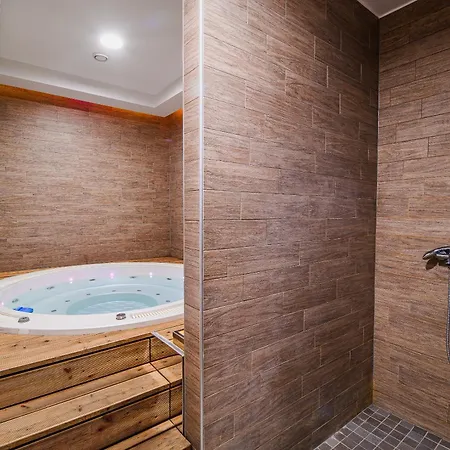 Maleric With Indoor Pool And Wellness 아파트