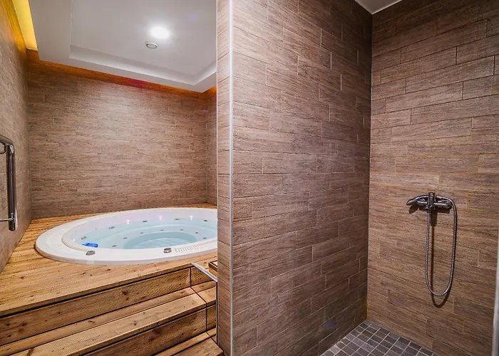 Maleric With Indoor Pool And Wellness Apartamento